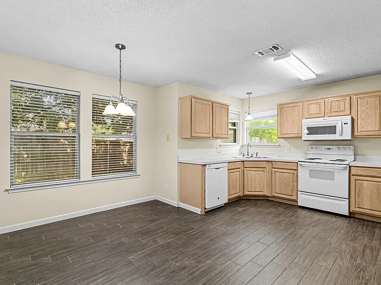 412 Dakota Dr — Photo 6