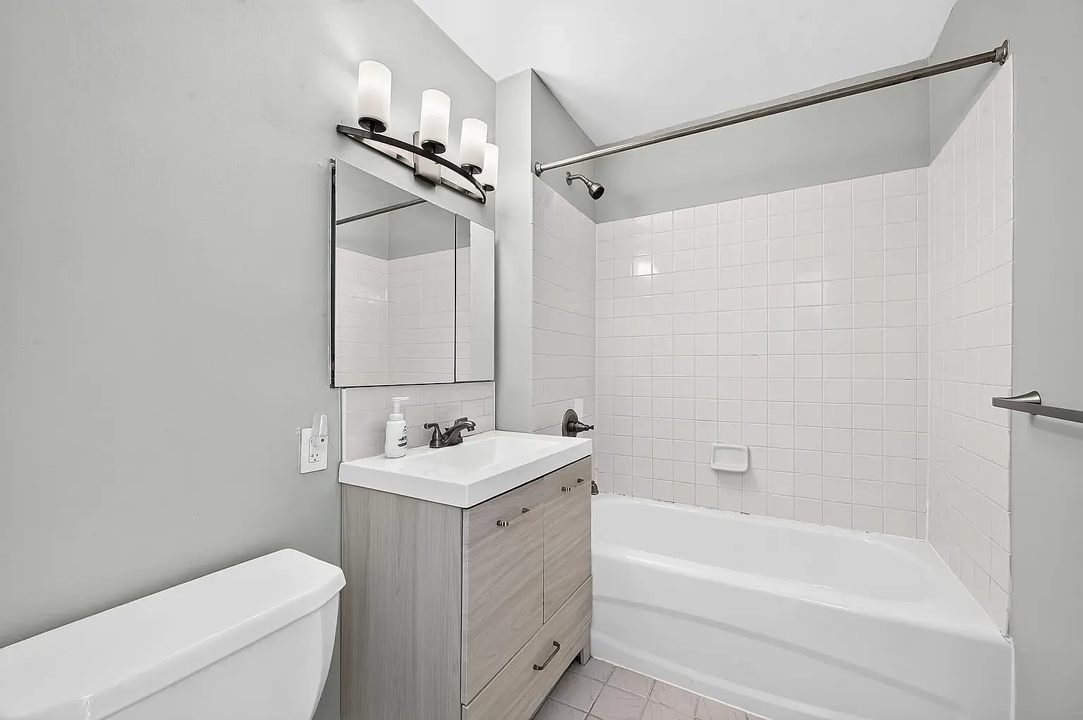 2 bed, 1170 sqft, $5,200 — Photo 3