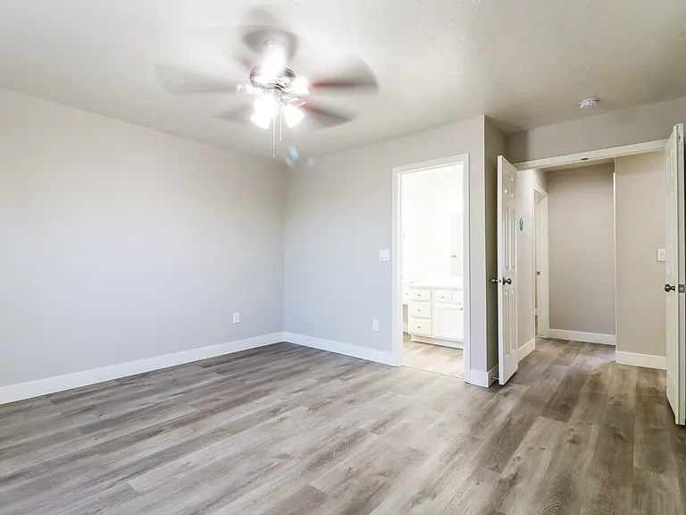 399 W 2325 N — Photo 11