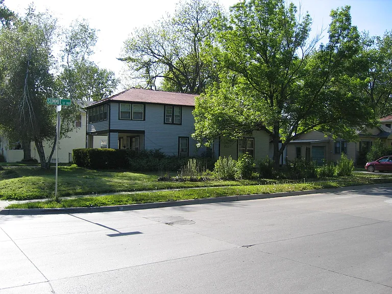 929 S Summit St — Photo 2