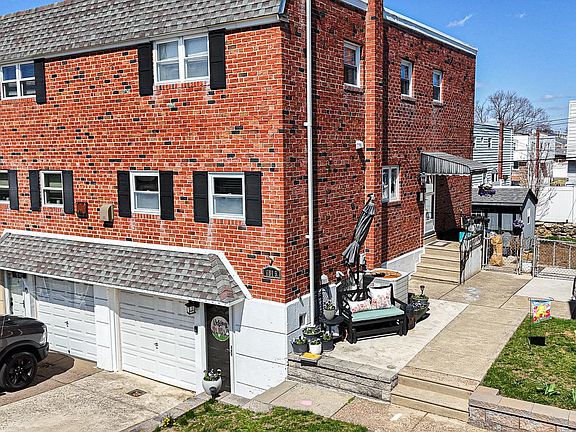 3rd image of 3815 Charteris Rd