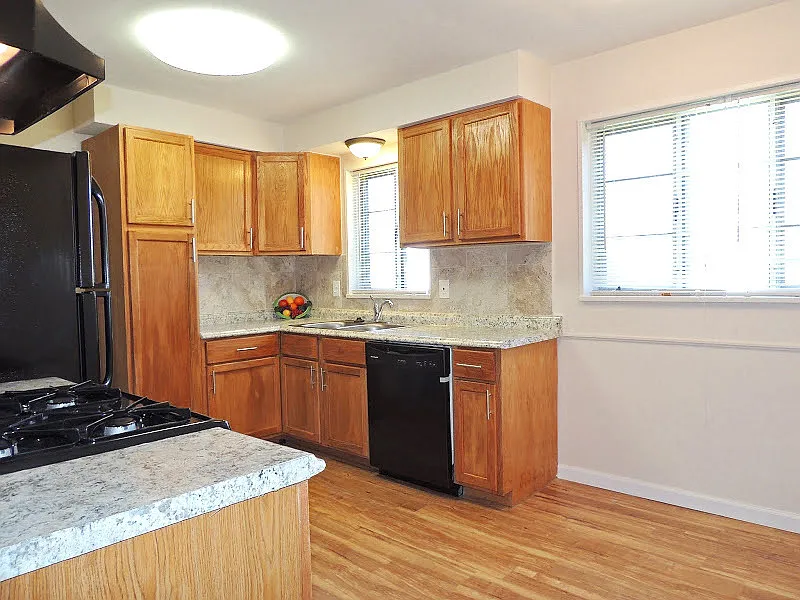 3 Bed & 2 Full Bath Cape Cod for Rent! — Photo 4