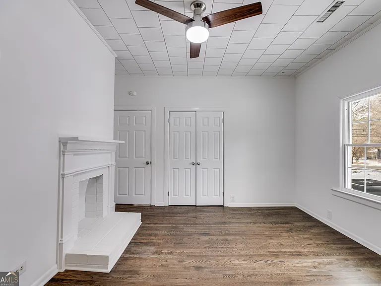 734 W College St — Photo 10