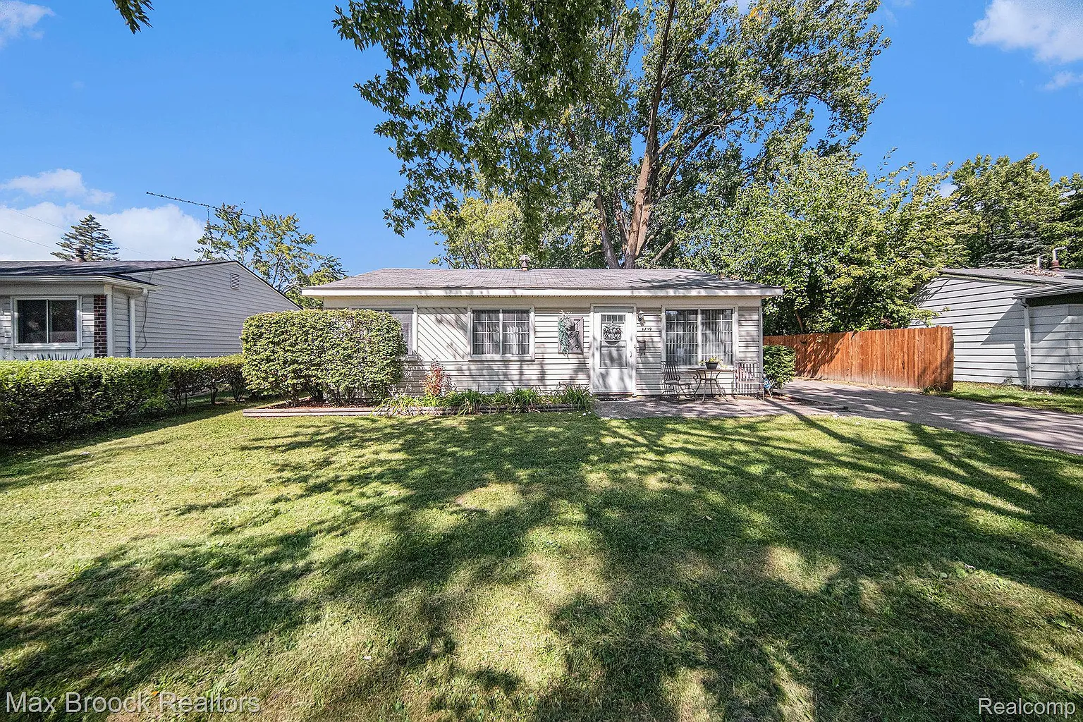 1719 Knowles St photo 1
