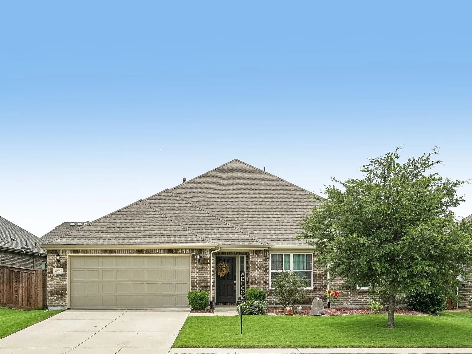 5 bed, 2.5 bath, 2587 sqft, $3,200 — Photo 2