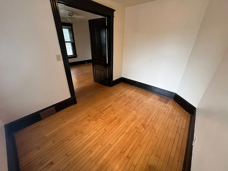 621-25 E. Locust St. — Photo 10