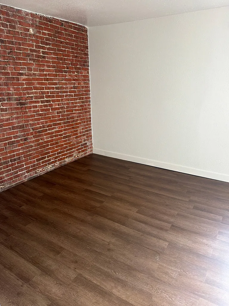 Cozy 1-Bed Unit with Off-Street Parking in Granby — Photo 2