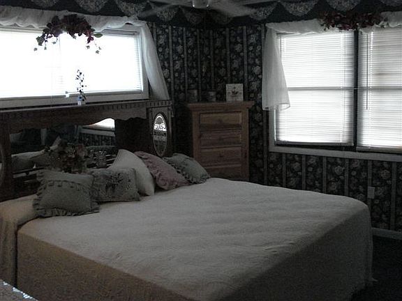 LARGE BEDROOM AT END OF HOME (KINGBED)