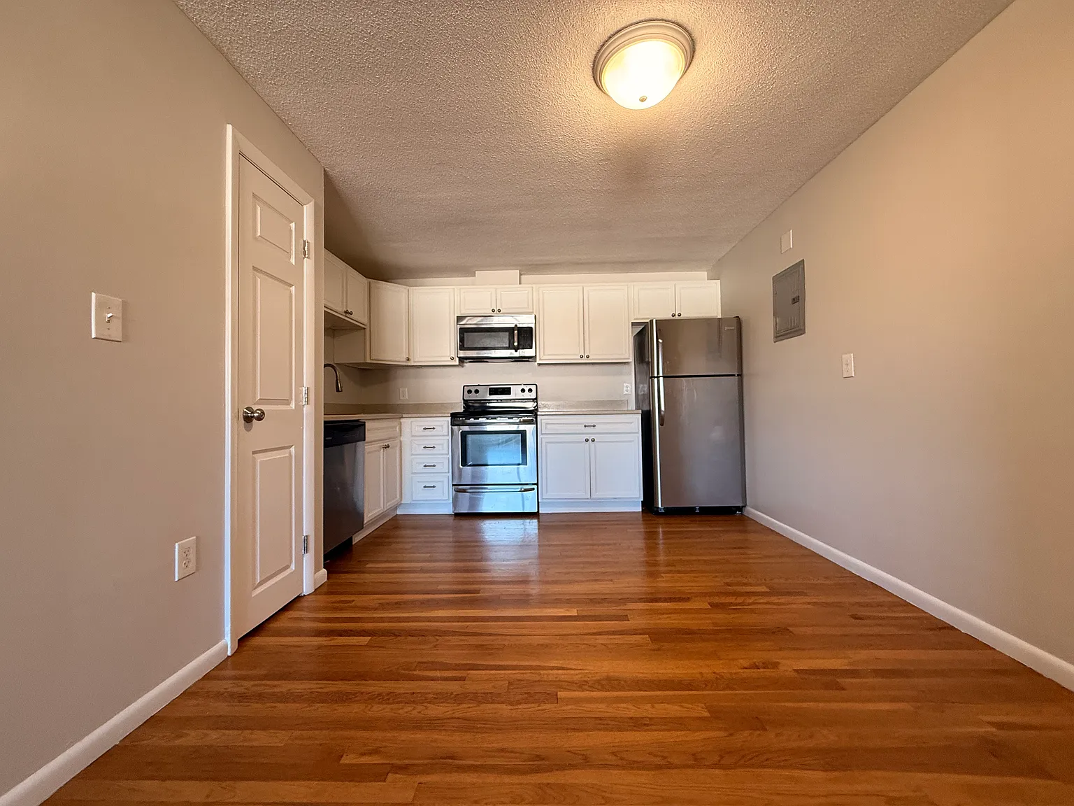 2 bed, 850 sqft, $2,600 — Photo 2