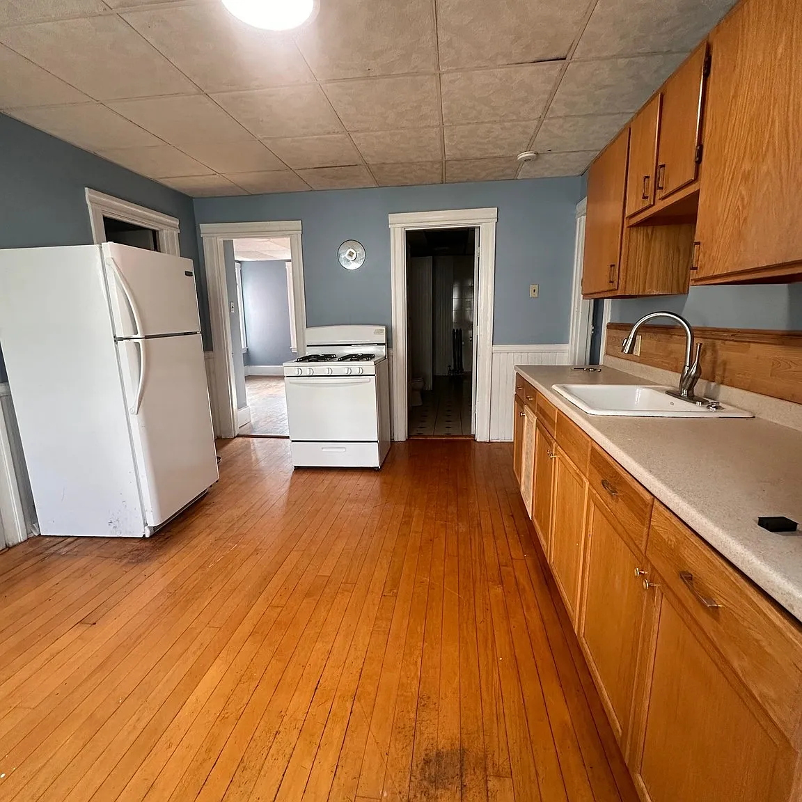 3 bed, 1.0 bath, 1769 sqft, $2,700 — Photo 2