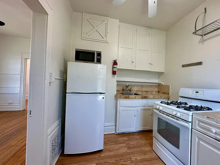 1638 N High St #3 — Photo 6