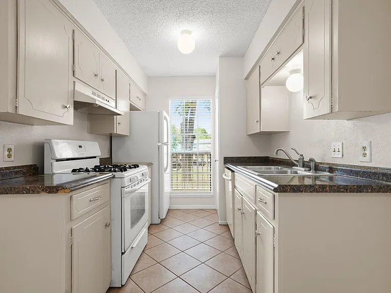1404 Valleyridge Cir #B — Photo 10