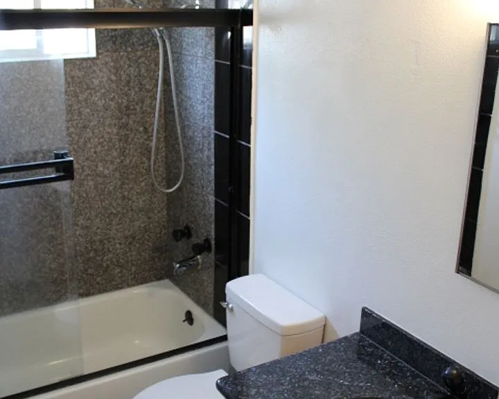 2515 Manchester Ave — Photo 8