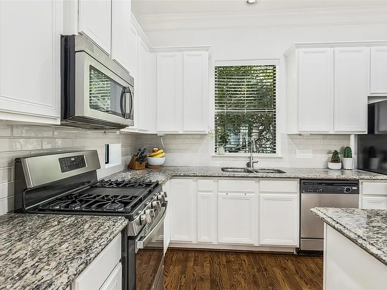 8817 Lakeshore Bend Dr — Photo 7