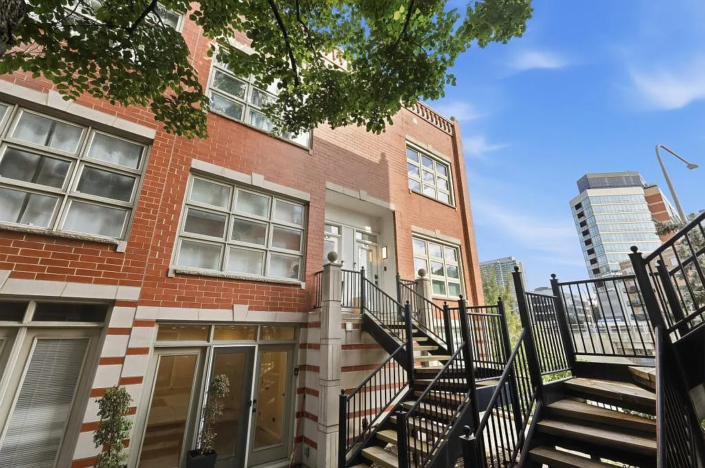 855 W Erie St — Photo 1