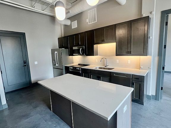 3rd image of 1001 SW Adams St #105