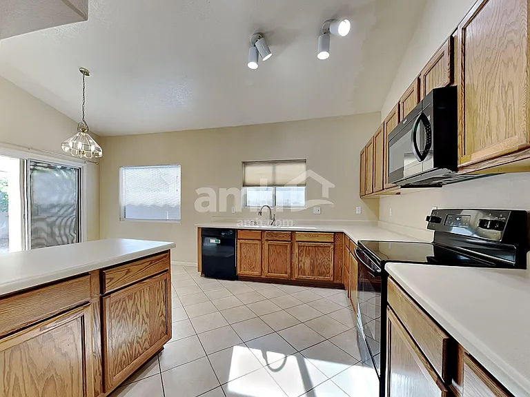 233 W Verano Pl — Photo 4