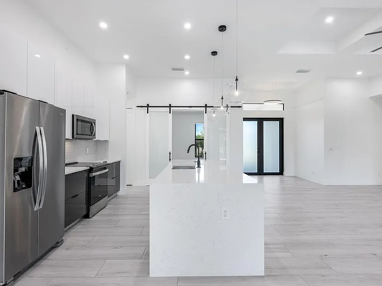 2107 SW 39th St — Photo 30