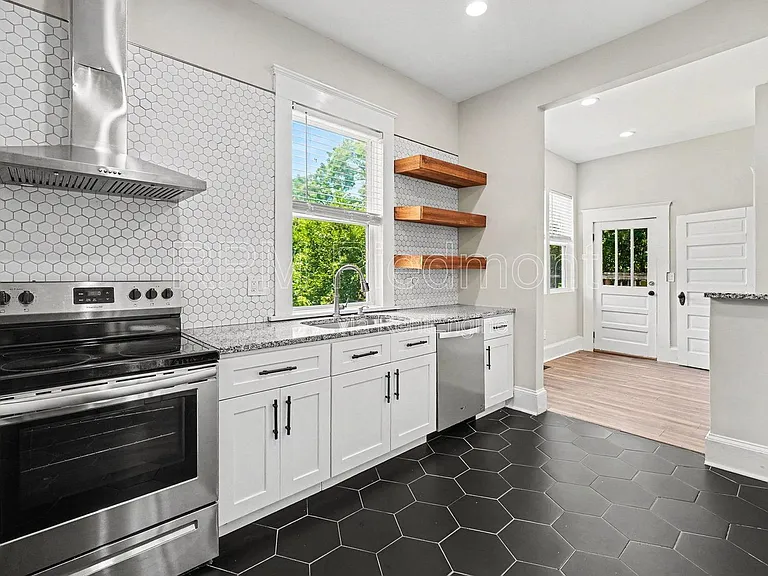 706 Catherine St SW — Photo 8