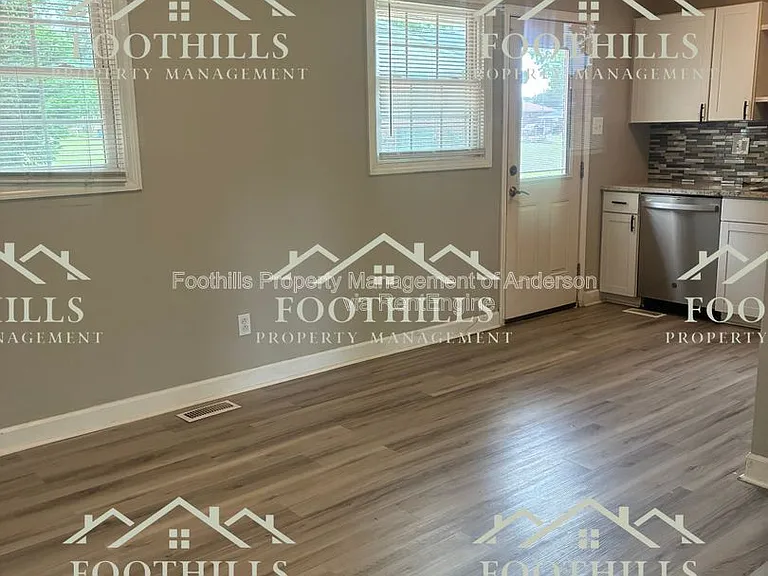 1109 Centerville Rd — Photo 5