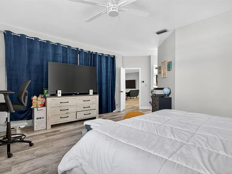 11910 Glenmore Dr — Photo 16