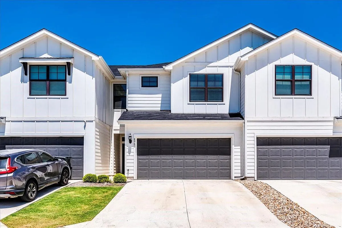 3 bed, 2.5 bath, 1700 sqft, $1,950 — Photo 1