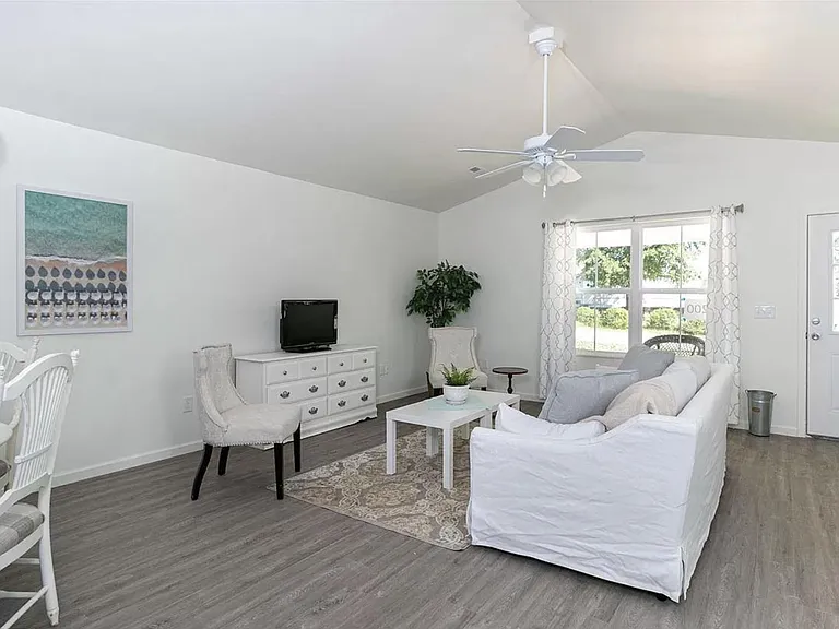 204 Dillon Dr — Photo 3