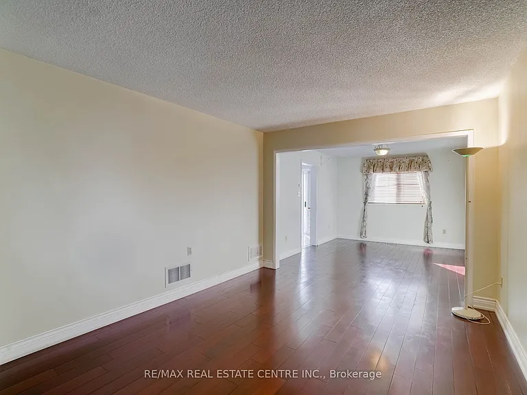 3725 Althorpe Cir N — Photo 12