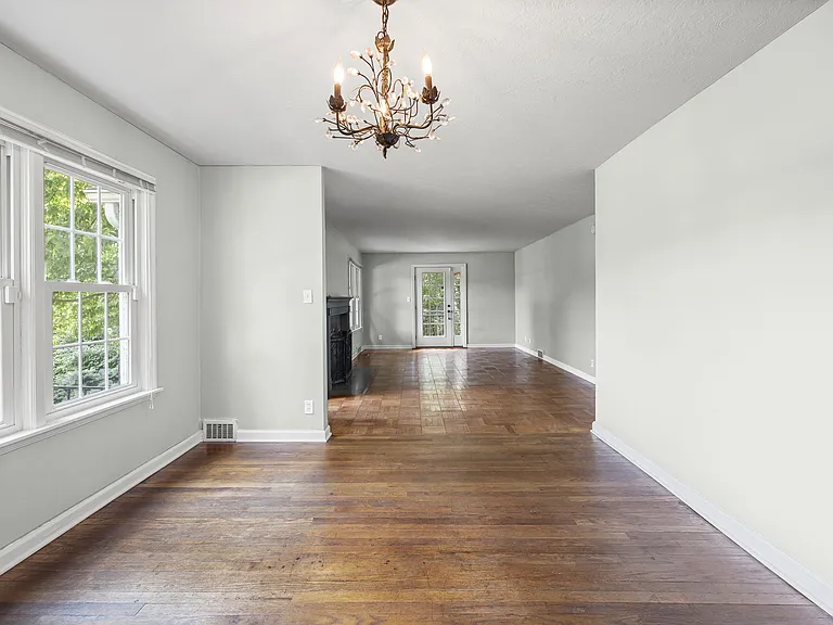 2260 N River Rd — Photo 33
