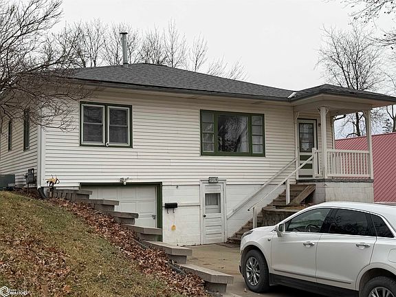 2nd image of 904 Oak St