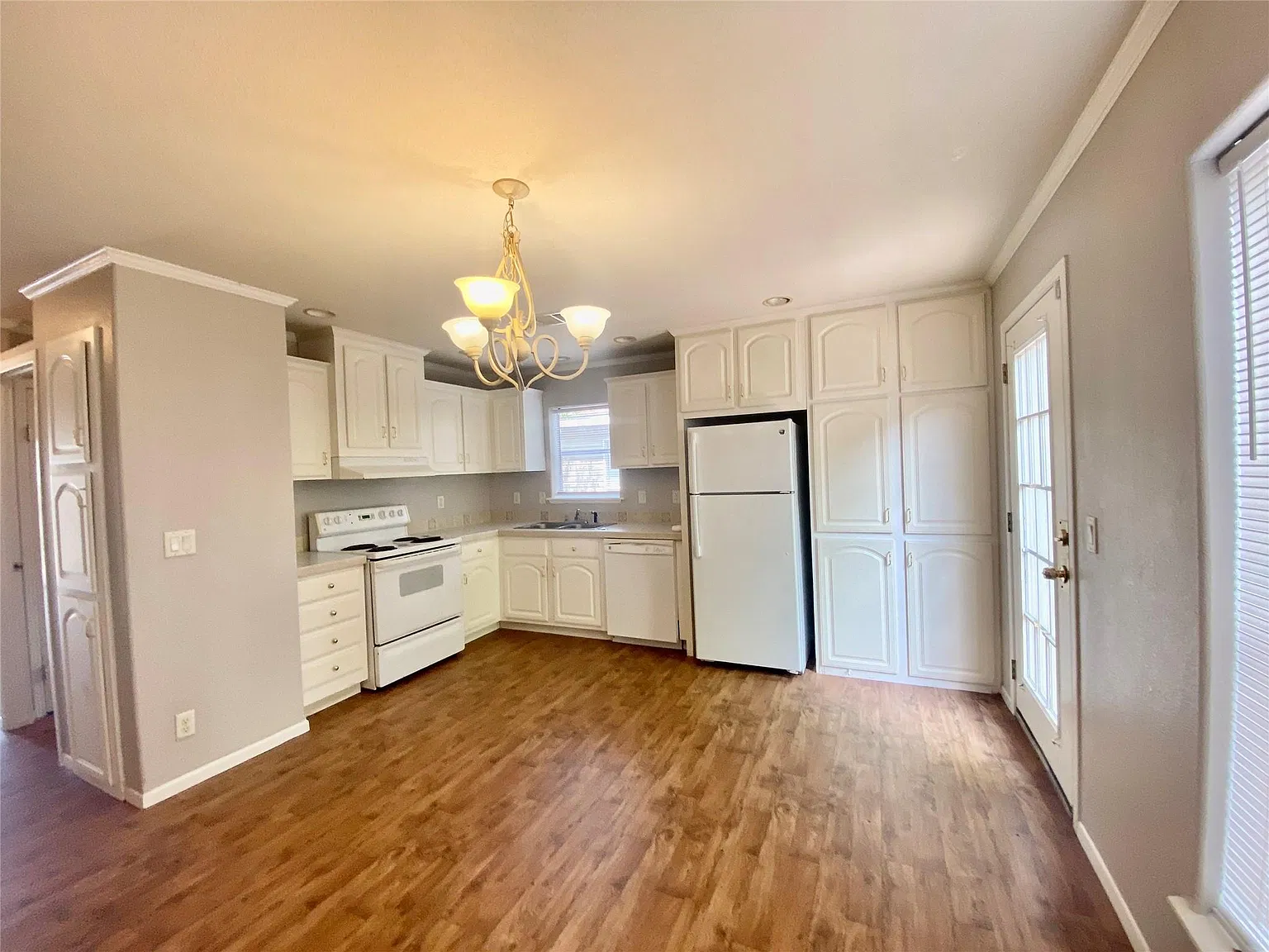 3 bed, 2.0 bath, 1290 sqft, $1,525 — Photo 4