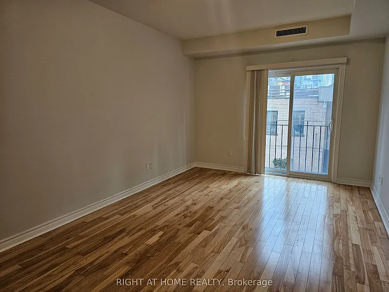 648A Yonge St #203 — Photo 11