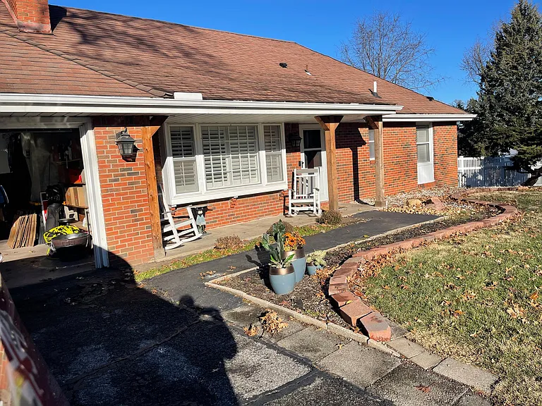 24 NE Normandy Ln — Photo 3
