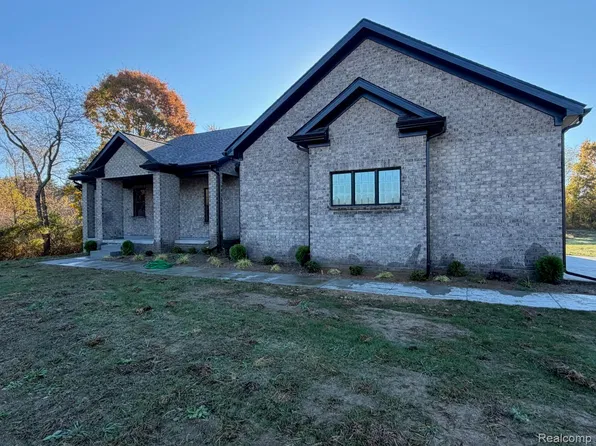 2265 Equestrian Trail Dr, Metamora, MI 48455