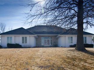 8 Summerhill Dr, Saint Joseph, MO 64507