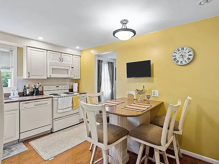 6101 Chatham Dr — Photo 7