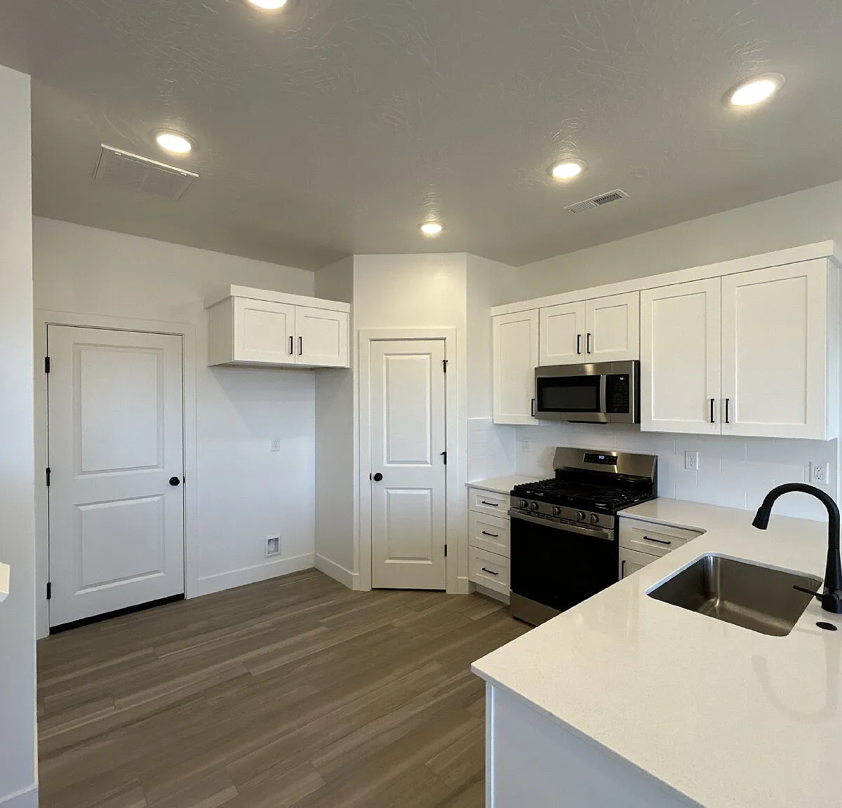 3 bed, 2.5 bath, $2,100 — Photo 4