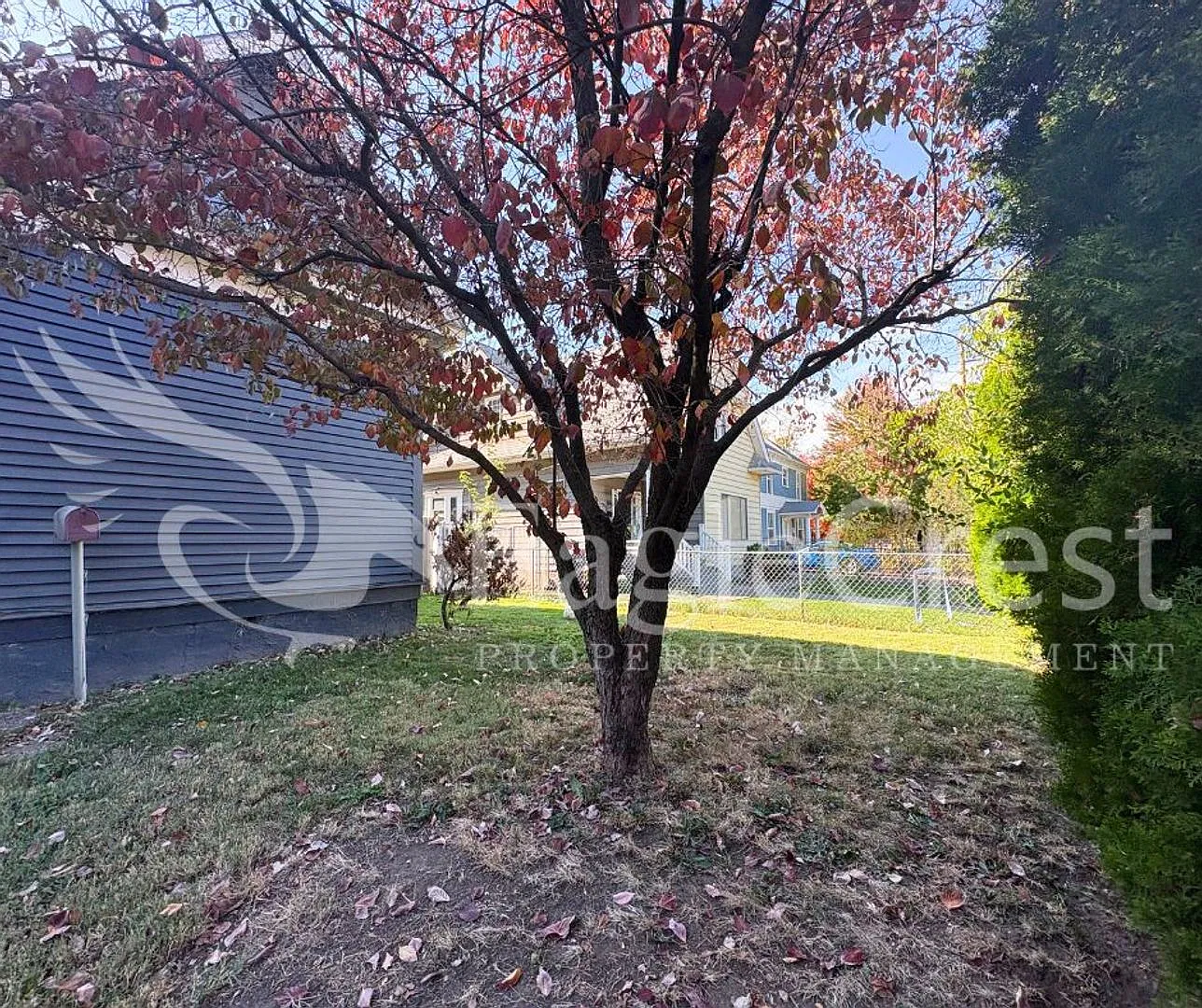 Beautifully Remodeled 3-Bedroom, 2-Bathroom Victorian-Style Home — Photo 4