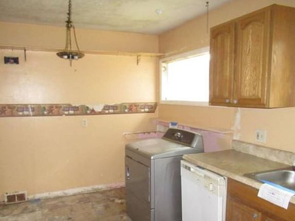 3rd image of 211 Parrish Ln