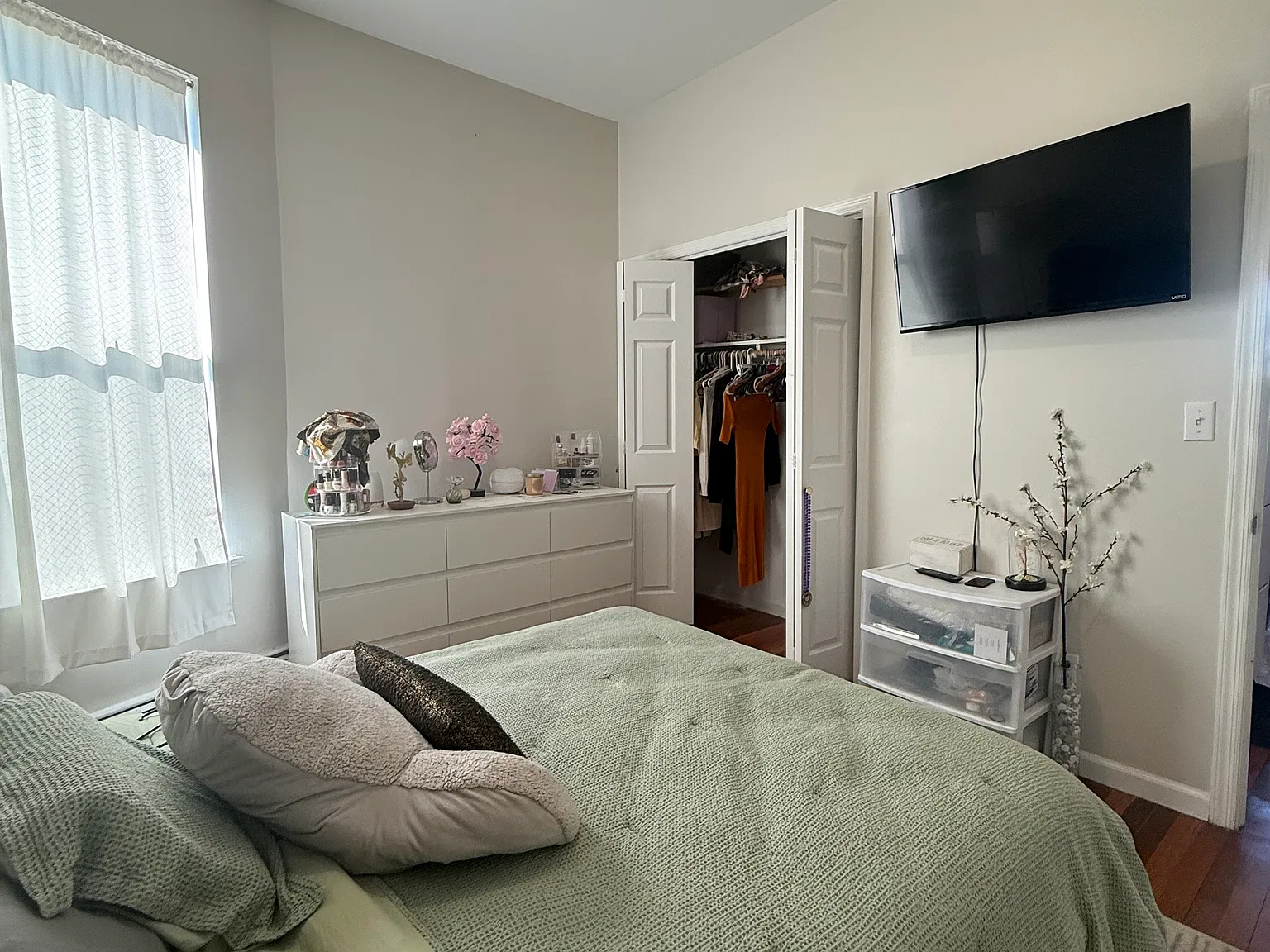 1 bed, $2,400 — Photo 2