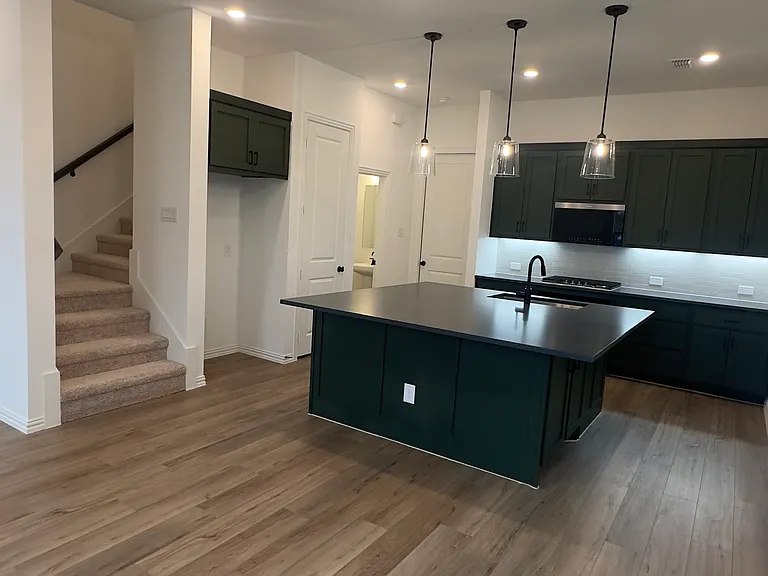 1141 Concan Dr — Photo 2