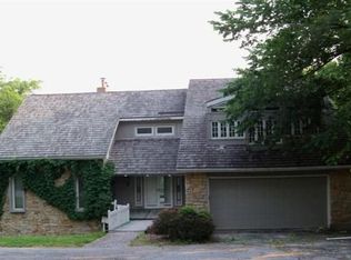 910 W Red Bridge Rd, Kansas City, MO 64114