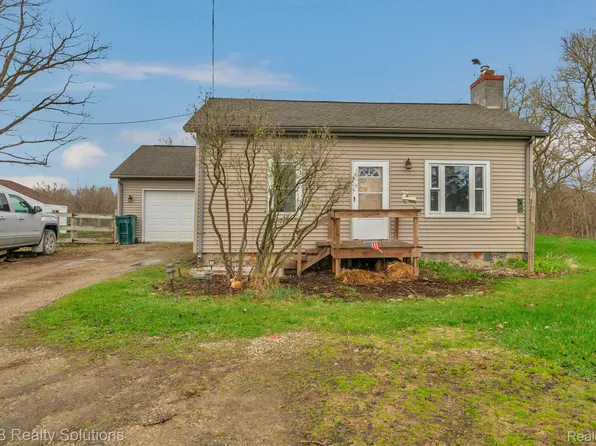1343 Peppermill Rd, Lapeer, MI 48446
