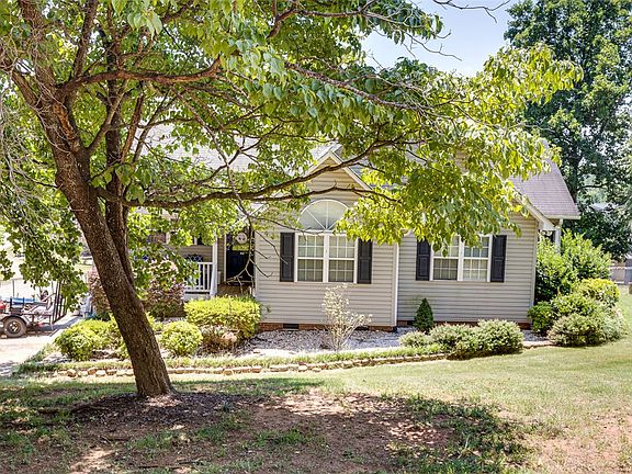 2nd image of 100 Sycamore Dr