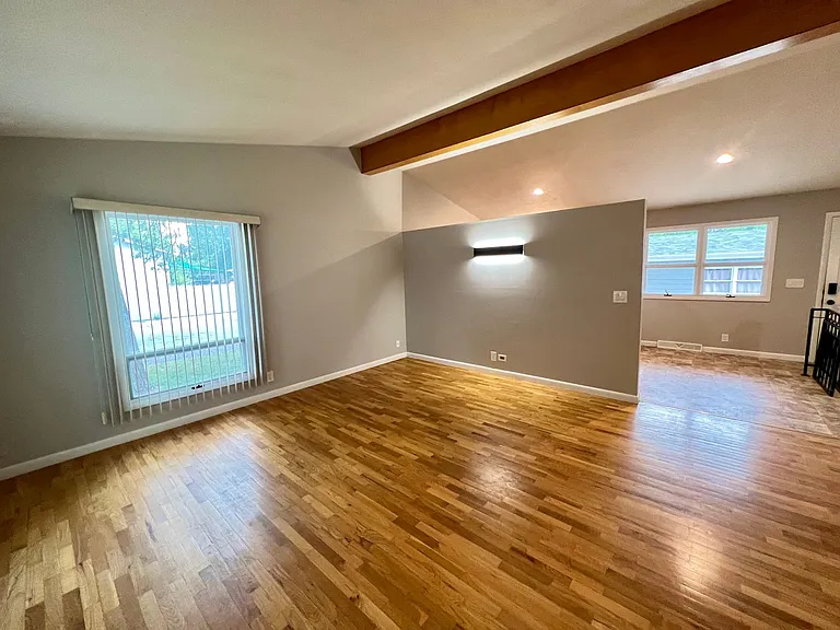 2539 Howard Ave — Photo 3