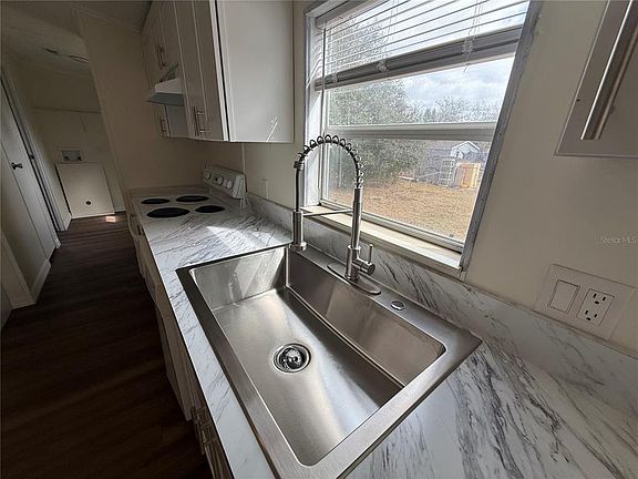 5th image of 300 S Hankin Rd