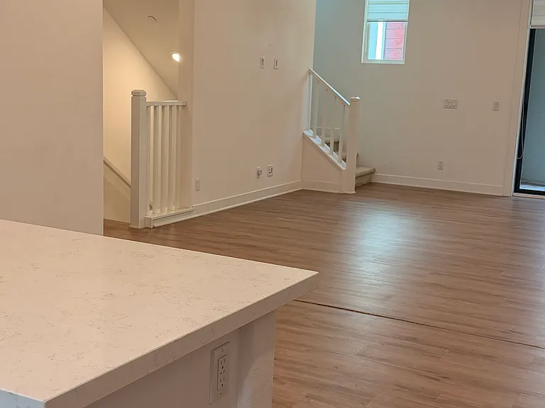 281 Lodestar — Photo 2