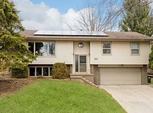 22 Wrexham Dr, Iowa City, IA 52246