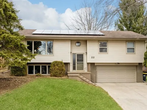 22 Wrexham Dr, Iowa City, IA 52246