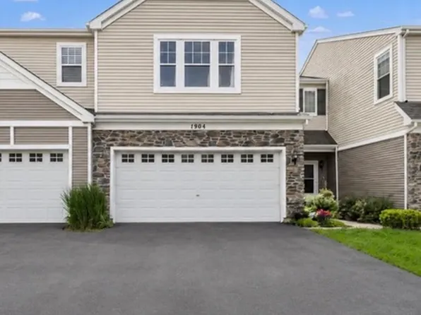1904 Cobblestone Dr, Carpentersville, IL 60110